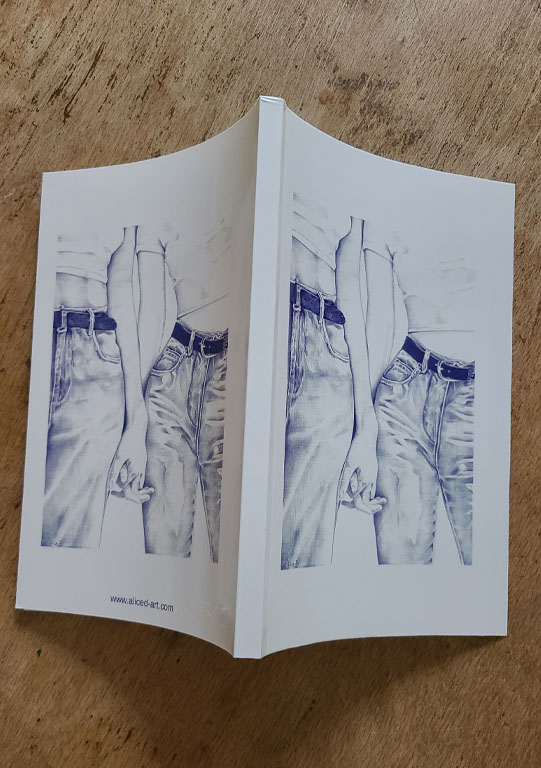 carnet illustré par deux femmes qui se tiennent la main