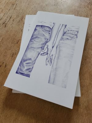 carnet illustrant 2 mains qui se frôlent, dessiné au stylo Bic