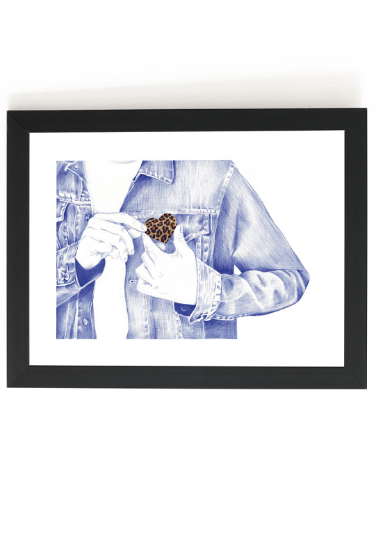 Dessin au Bic réalisé par AliceD d'une veste en jean, avec un petit cœur au motif léopard