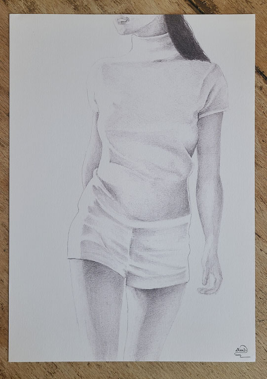 dessin d'une femme habillée en blanc