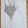 dessin d'une femme de dos en maillot à rayures