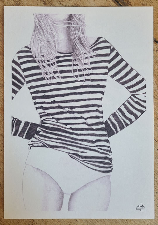 dessin de femme en t-shirt à rayures